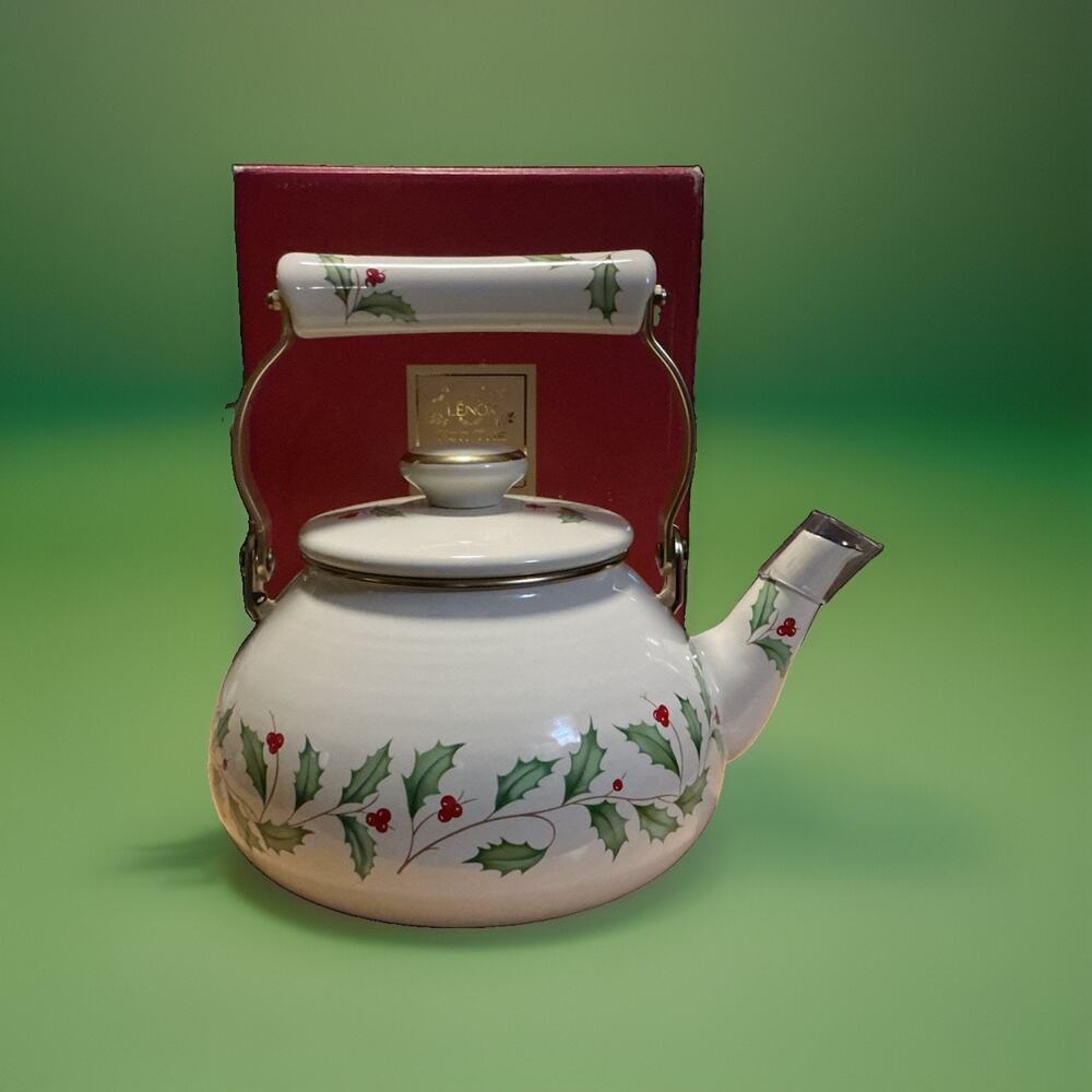 Lenox Vntage Holiday Tea Pot w/box Gently Used Condition - Picture 2 of 9